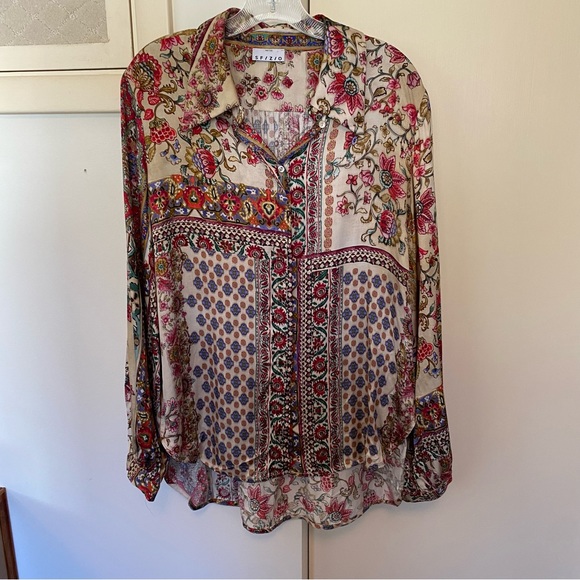 SFIZIO Printed Button Up Blouse - Picture 2 of 7